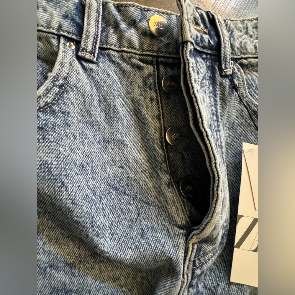 Zara high rises distressed Jean shorts with white label - Picture 2 of 9